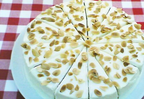Bolo de Amêndoa com Recheio e Cobertura de Chantilly