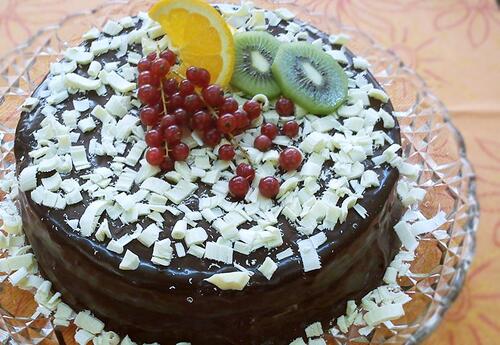 Chiffon de Chocolate com Recheio de Chantilly e Cobertura de Chocolate