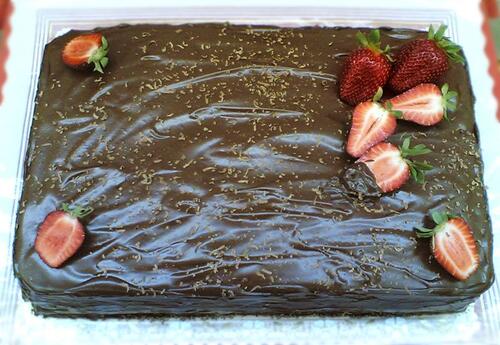 Chiffon de Chocolate com Recheio de Chantilly e Cobertura de Chocolate