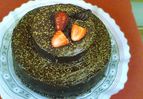 Chiffon de Chocolate com Recheio de Chantilly e Cobertura de Chocolate