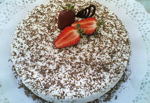 Chiffon de Chocolate com Recheio e Cobertura de Chantilly