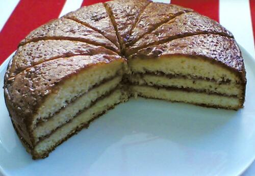 Pão de Ló com Recheio de Doce de Morangos