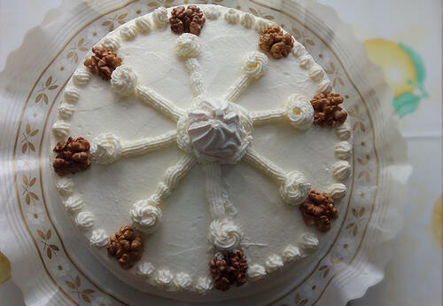 Bolo de Chocolate e Nozes com Recheio e Cobertura de Chantilly